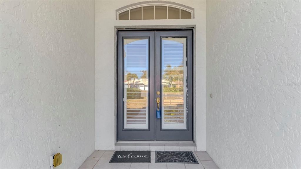 Image 7 of property listing at 4900 OLD OAKLEAF DRIVE, Sarasota, FL 34233