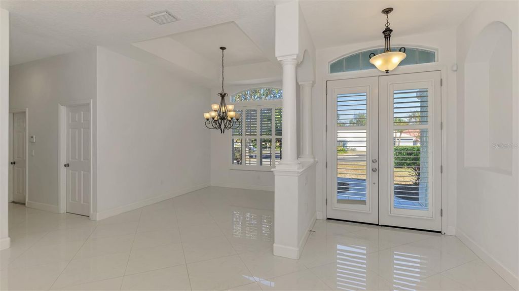 Image 9 of property listing at 4900 OLD OAKLEAF DRIVE, Sarasota, FL 34233