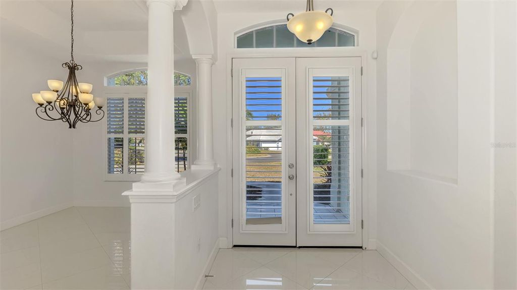 Image 10 of property listing at 4900 OLD OAKLEAF DRIVE, Sarasota, FL 34233