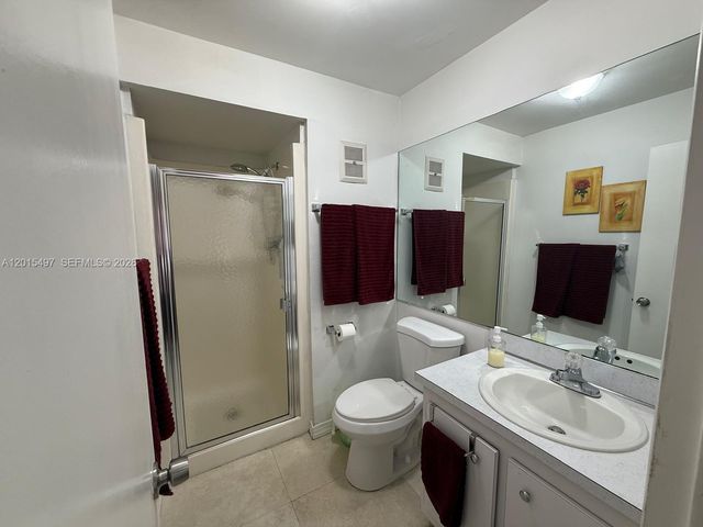 19300 W Lake Dr, Hialeah, FL 33015