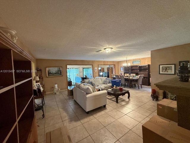 19300 W Lake Dr, Hialeah, FL 33015