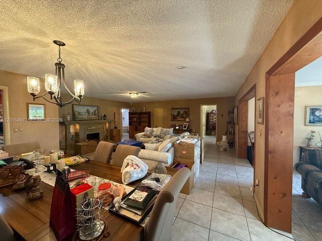 19300 W Lake Dr, Hialeah, FL 33015