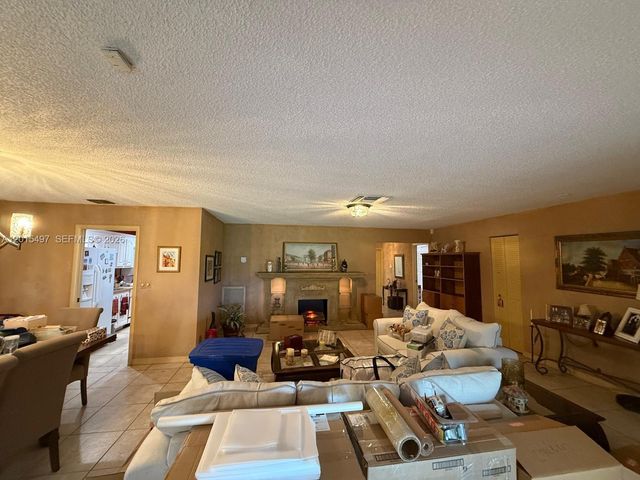 19300 W Lake Dr, Hialeah, FL 33015