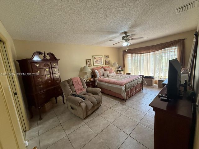 19300 W Lake Dr, Hialeah, FL 33015