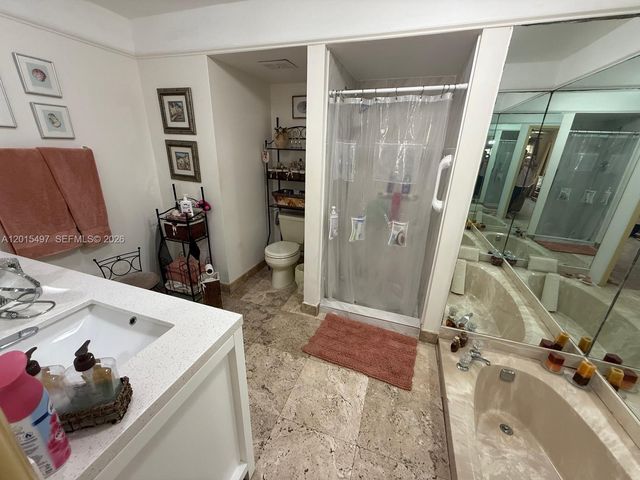 19300 W Lake Dr, Hialeah, FL 33015
