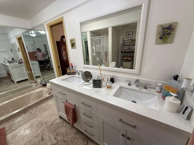 19300 W Lake Dr, Hialeah, FL 33015