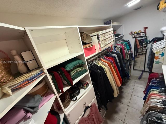 19300 W Lake Dr, Hialeah, FL 33015
