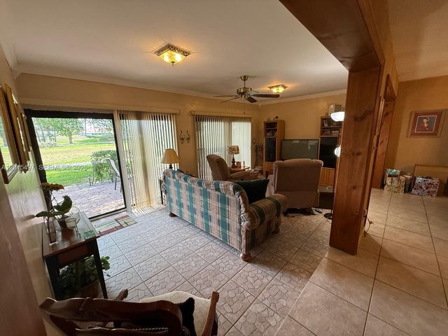 19300 W Lake Dr, Hialeah, FL 33015