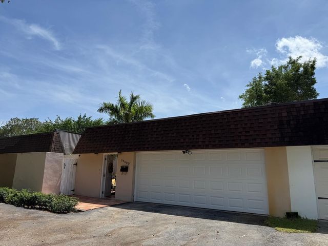 19300 W Lake Dr, Hialeah, FL 33015