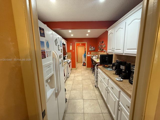 19300 W Lake Dr, Hialeah, FL 33015