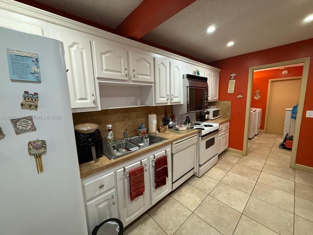 19300 W Lake Dr, Hialeah, FL 33015