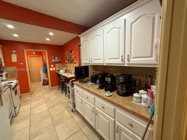 19300 W Lake Dr, Hialeah, FL 33015