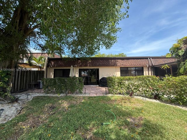 19300 W Lake Dr, Hialeah, FL 33015