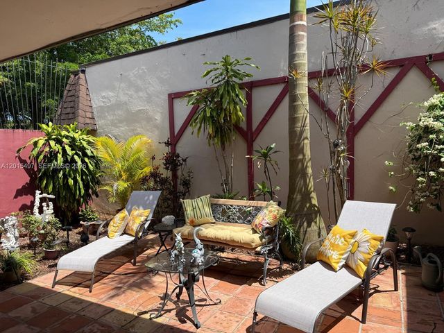 19300 W Lake Dr, Hialeah, FL 33015