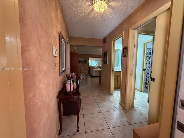 19300 W Lake Dr, Hialeah, FL 33015