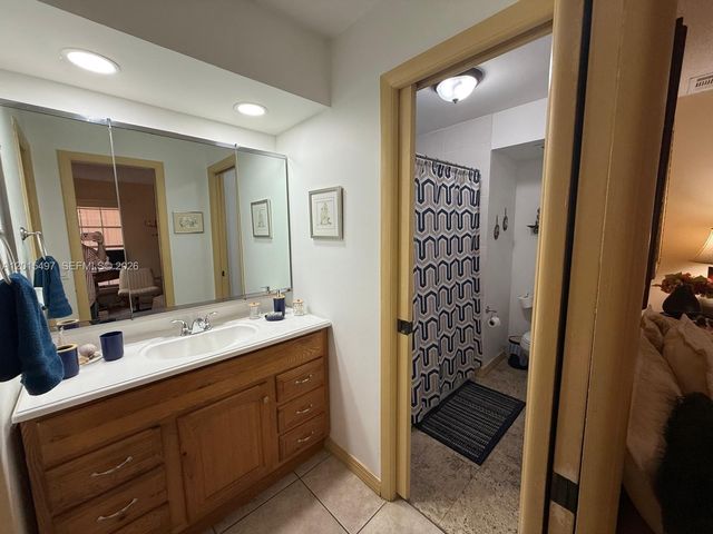 19300 W Lake Dr, Hialeah, FL 33015