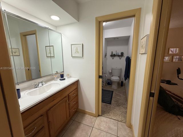 19300 W Lake Dr, Hialeah, FL 33015