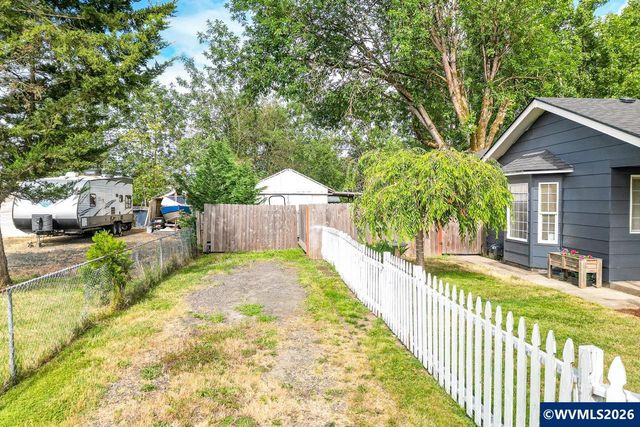375 N 6th St, Harrisburg, OR 97446