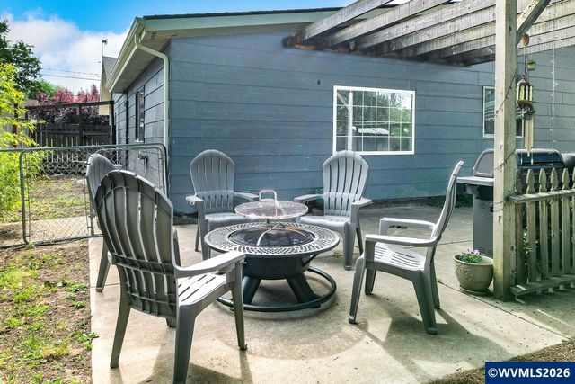 375 N 6th St, Harrisburg, OR 97446