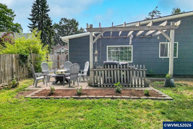375 N 6th St, Harrisburg, OR 97446