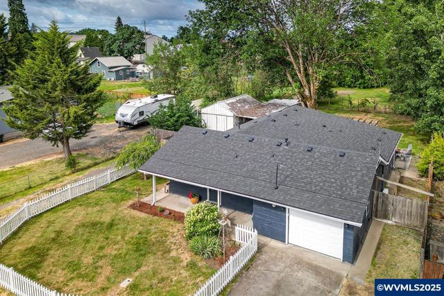 375 N 6th St, Harrisburg, OR 97446