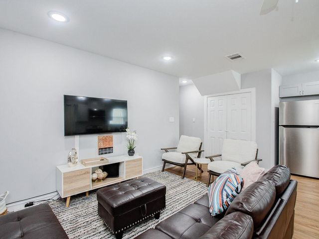 6610 Haight Street A, Houston, TX 77028