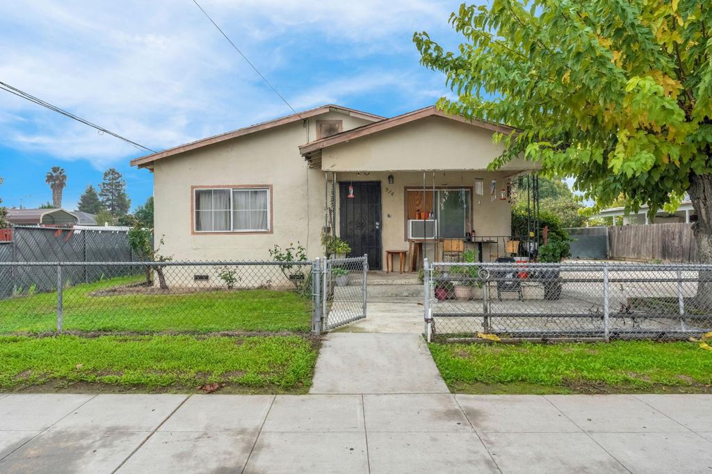 914 Clinton Street, Madera, CA 93638