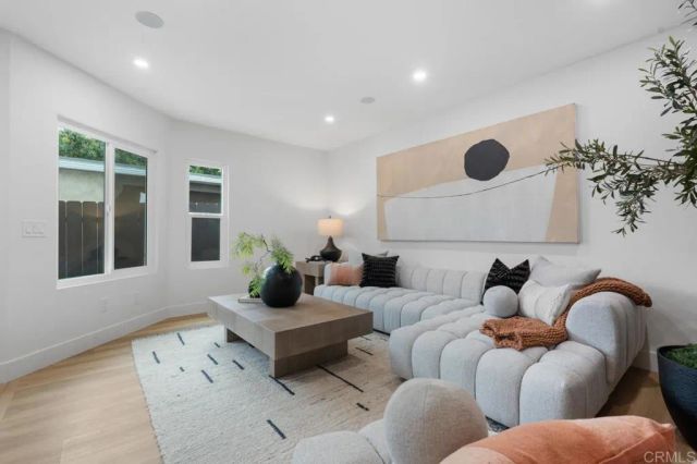 972 Sapphire Street, San Diego, CA 92109