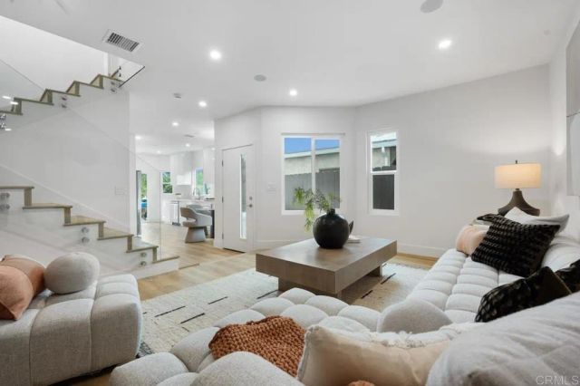 972 Sapphire Street, San Diego, CA 92109