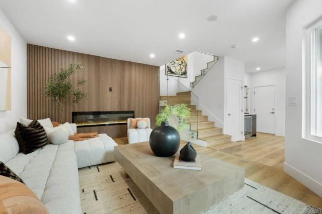 972 Sapphire Street, San Diego, CA 92109