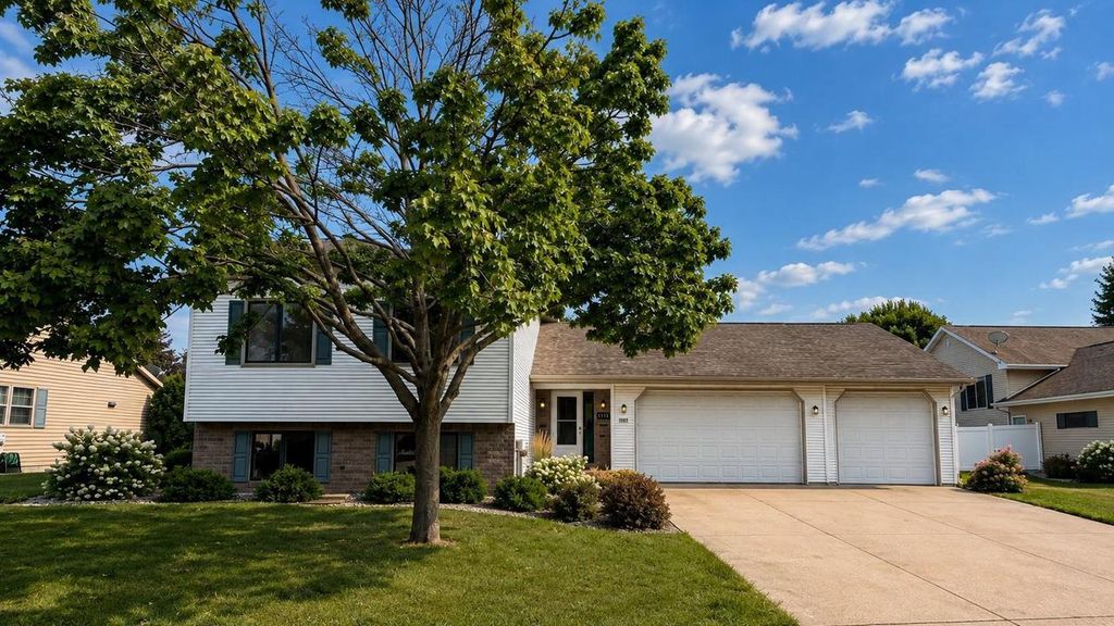 3171 MOCKINGBIRD WAY, Oshkosh, WI 54904