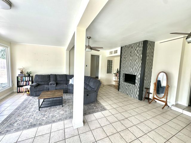 1127 W Walnut Avenue, Visalia, CA 93277