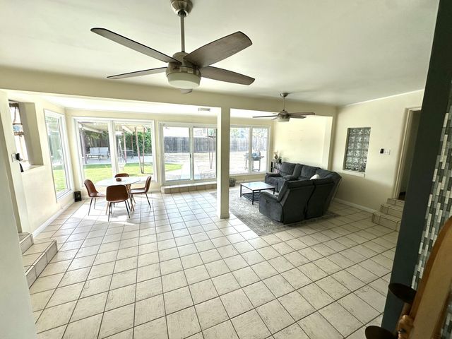 1127 W Walnut Avenue, Visalia, CA 93277