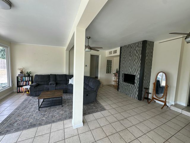 1127 W Walnut Avenue, Visalia, CA 93277