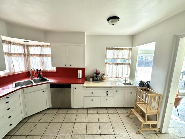 1127 W Walnut Avenue, Visalia, CA 93277