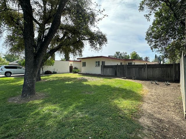 1127 W Walnut Avenue, Visalia, CA 93277