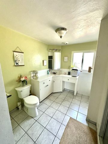 1127 W Walnut Avenue, Visalia, CA 93277