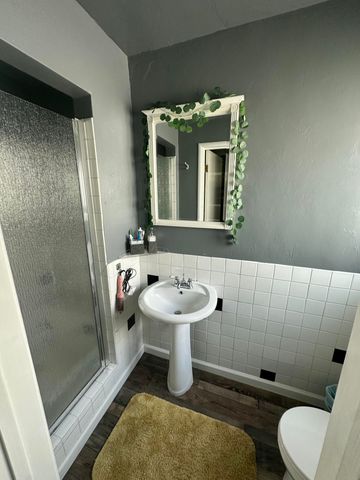 1127 W Walnut Avenue, Visalia, CA 93277