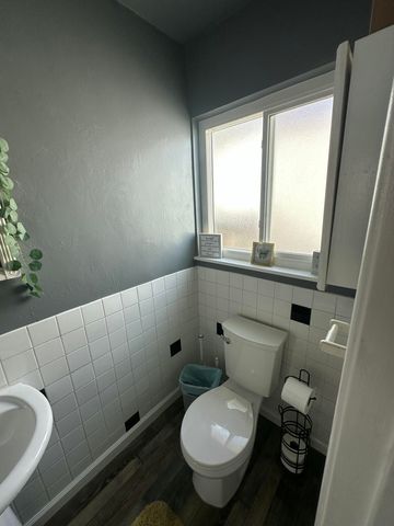 1127 W Walnut Avenue, Visalia, CA 93277