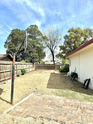 1127 W Walnut Avenue, Visalia, CA 93277