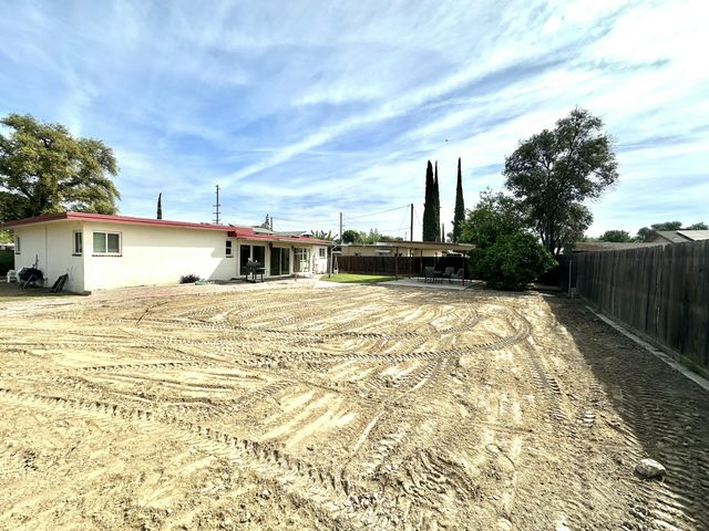 1127 W Walnut Avenue, Visalia, CA 93277