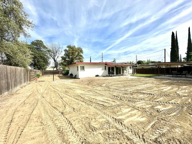 1127 W Walnut Avenue, Visalia, CA 93277