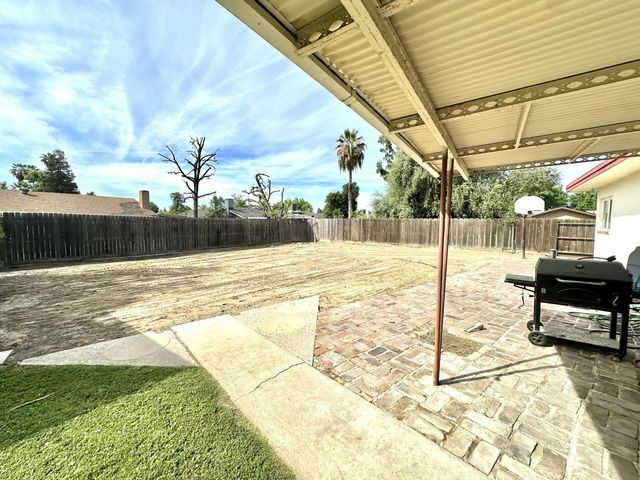 1127 W Walnut Avenue, Visalia, CA 93277