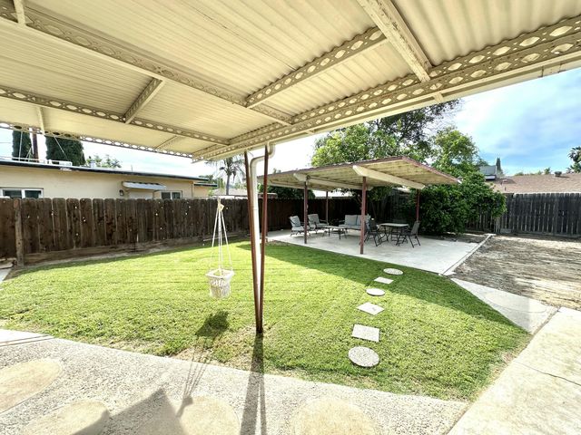 1127 W Walnut Avenue, Visalia, CA 93277