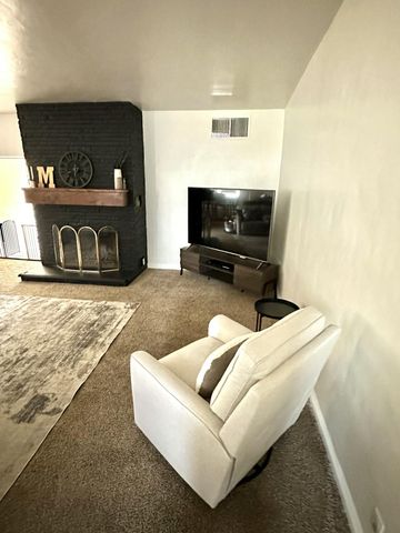 1127 W Walnut Avenue, Visalia, CA 93277