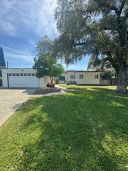 1127 W Walnut Avenue, Visalia, CA 93277