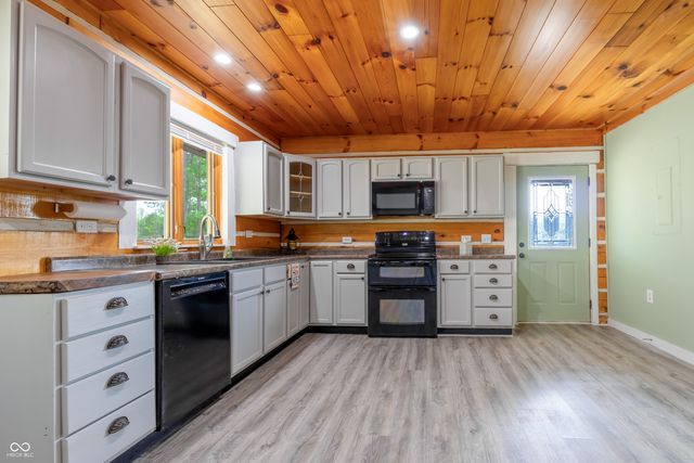 6005 Hoover Road, Nashville, IN 47448