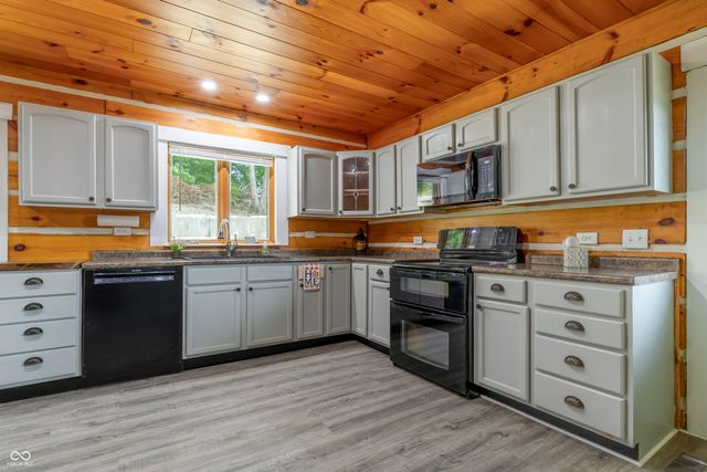6005 Hoover Road, Nashville, IN 47448