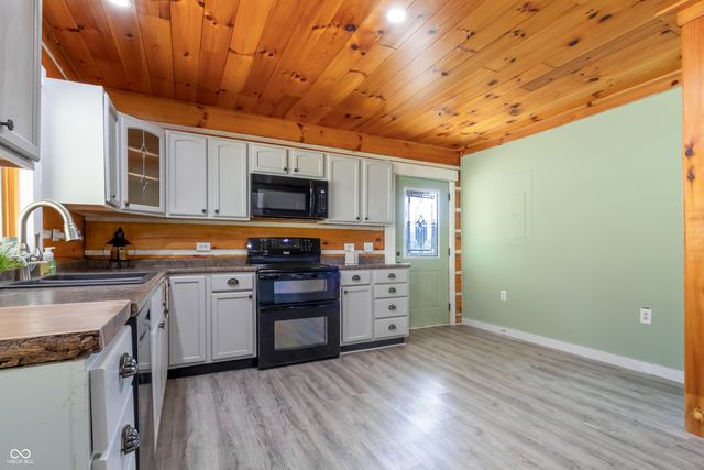 6005 Hoover Road, Nashville, IN 47448
