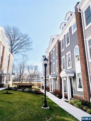 33 Parkside Lane 33, Teaneck, NJ 07666